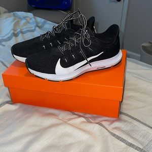 Womens Nike Quest running sneakers